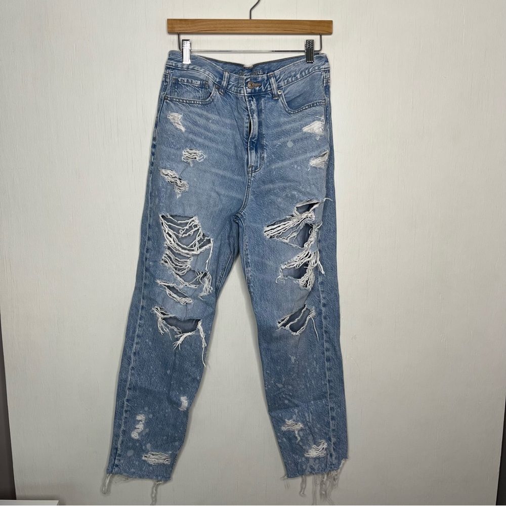 American Eagle Distressed Mom Jeans in Light Wash Size 12
